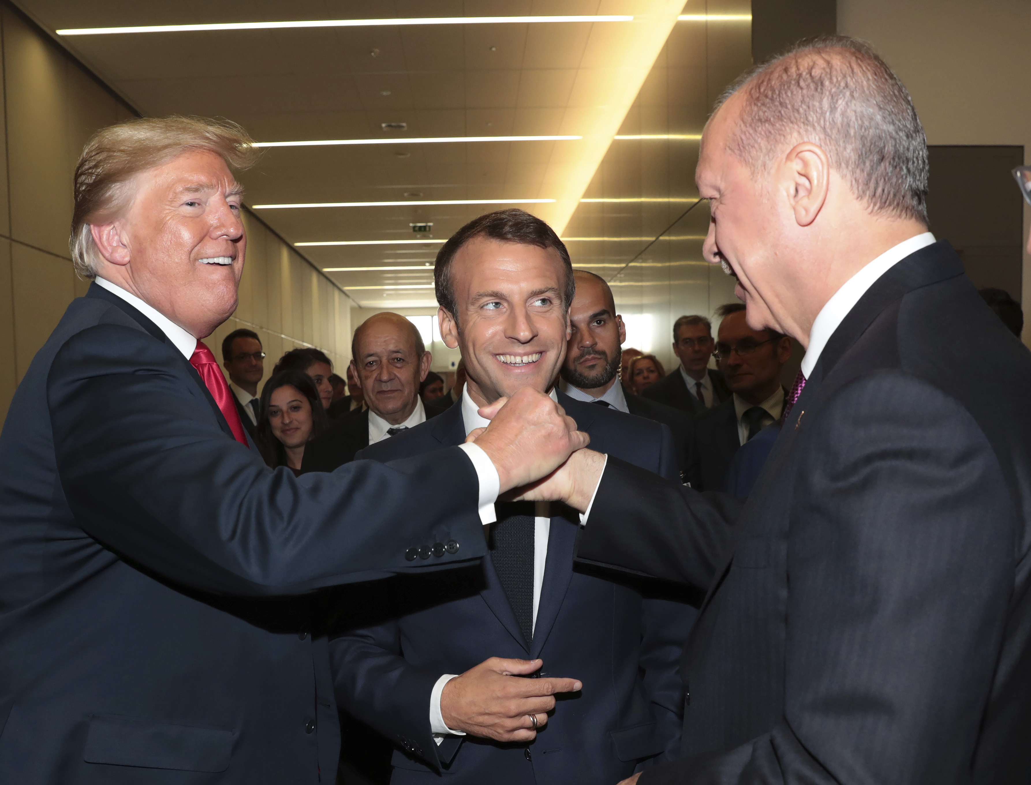 Τουρκία για Μακρόν: Μένος για τον πρόεδρο της Γαλλίας, προκαλεί και ο Τσαβούσογλου