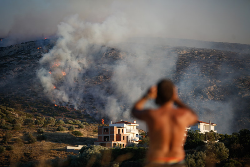 Φωτιά τώρα Ανάβυσσος: Σκληρή η μάχη των πυροσβεστών, καίγονται σπίτια