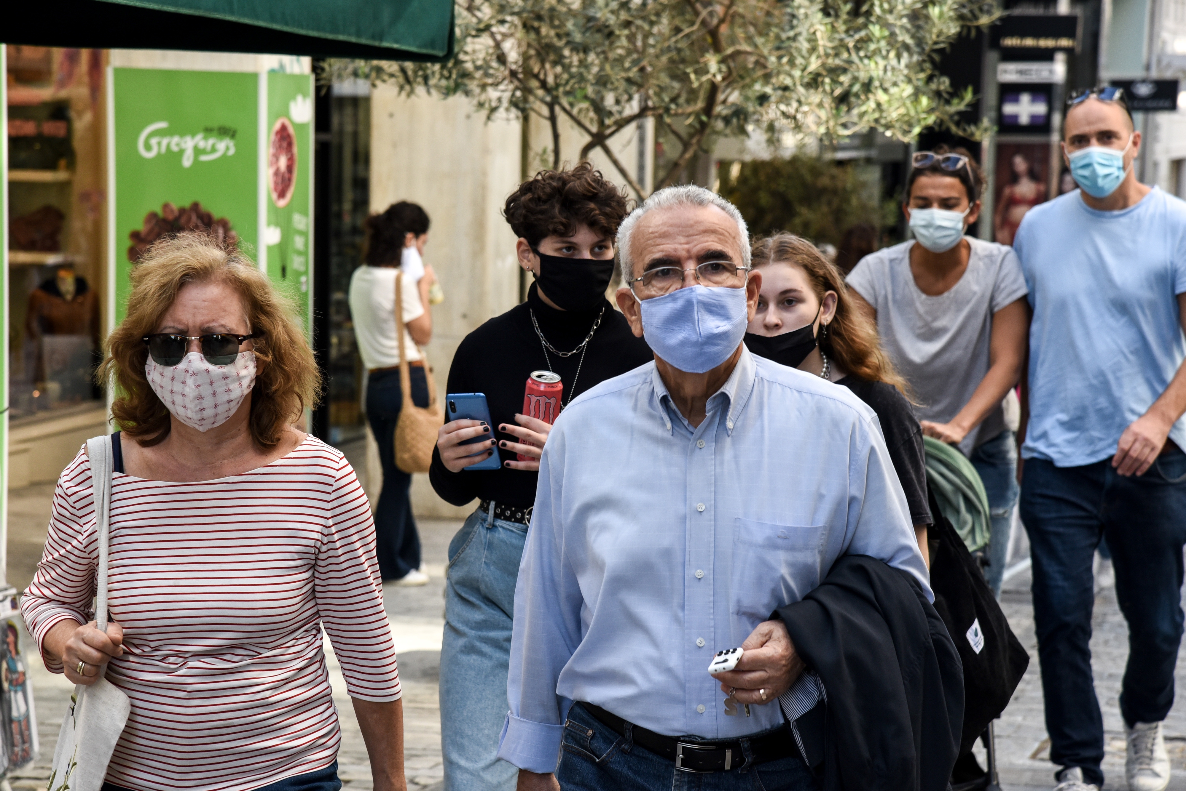 Αύξηση κρουσμάτων Ελλάδα: Ανησυχία από τους ειδικούς – Ποια άλλα μέτρα εξετάζουν