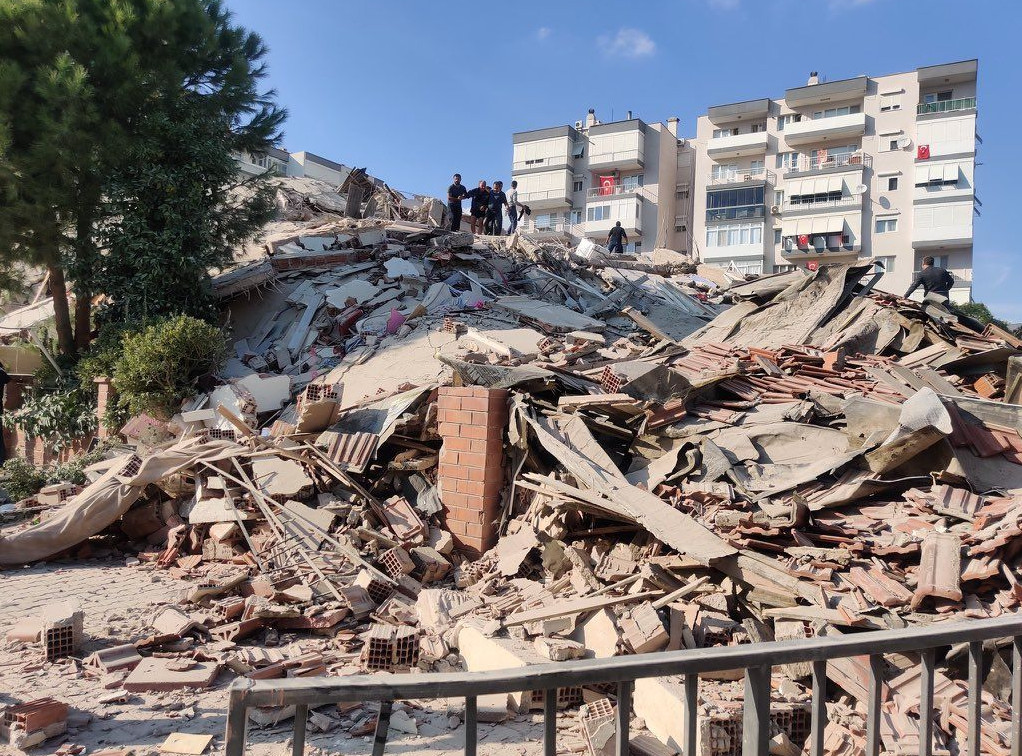 Σμύρνη σεισμός: Απεγκλωβίστηκε μητέρα και τα τρία παιδιά της