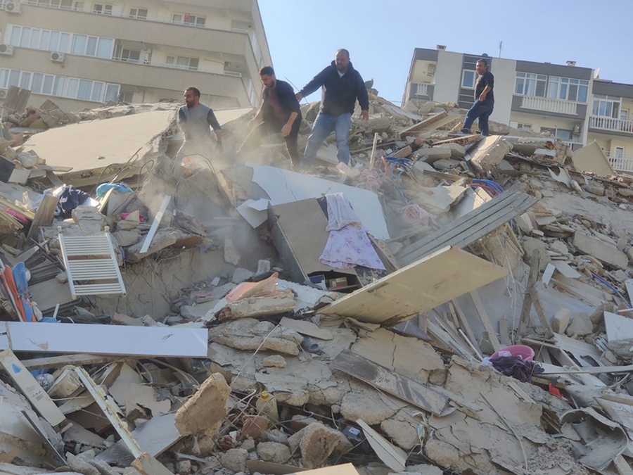 Νεκροί Σμύρνη – Σεισμός: Μετράει τις πληγές της – Ανεβαίνει η λίστα