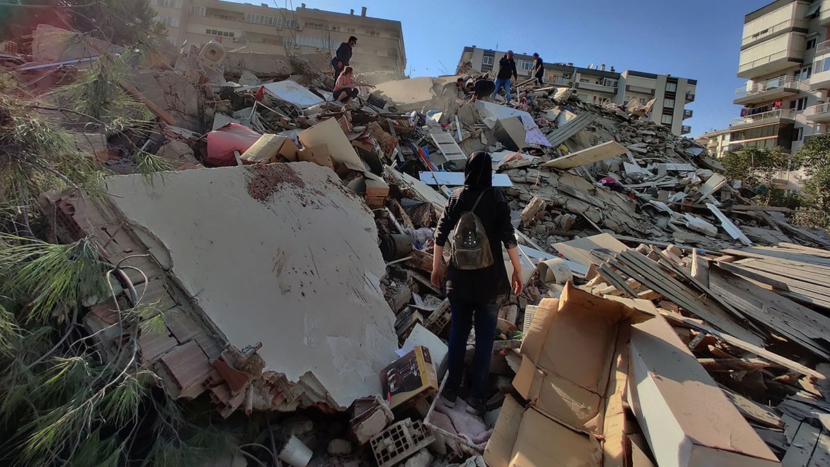 Σεισμός στη Σάμο – Τουρκία: Κτίρια καταρρέουν σαν τραπουλόχαρτα