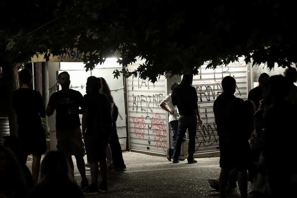 Πλατείες κορονοϊός: Χαμός σε Μοναστηράκι, Βαρνάβα, ουρές στις καντίνες