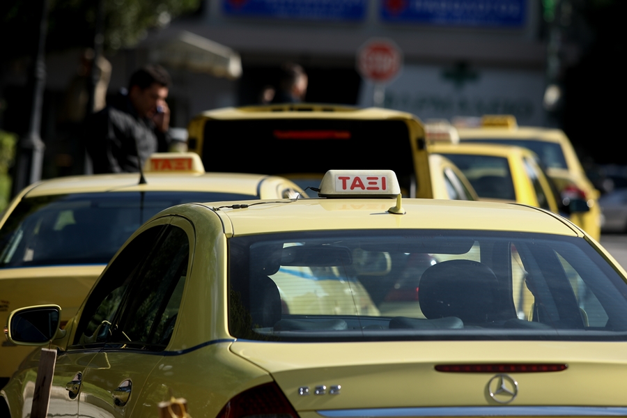 Άτομα σε ταξί κορονοϊός: Αυξάνεται ο αριθμός των επιβατών, τι ανακοίνωσε ο Χαρδαλιάς