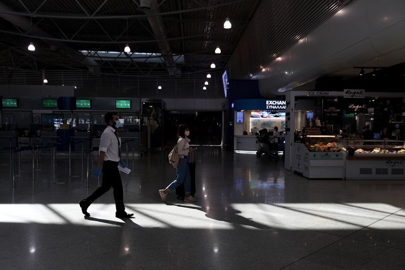 Αεροδρόμια κορονοϊός: «Βουτιά» στην επιβατική κίνηση
