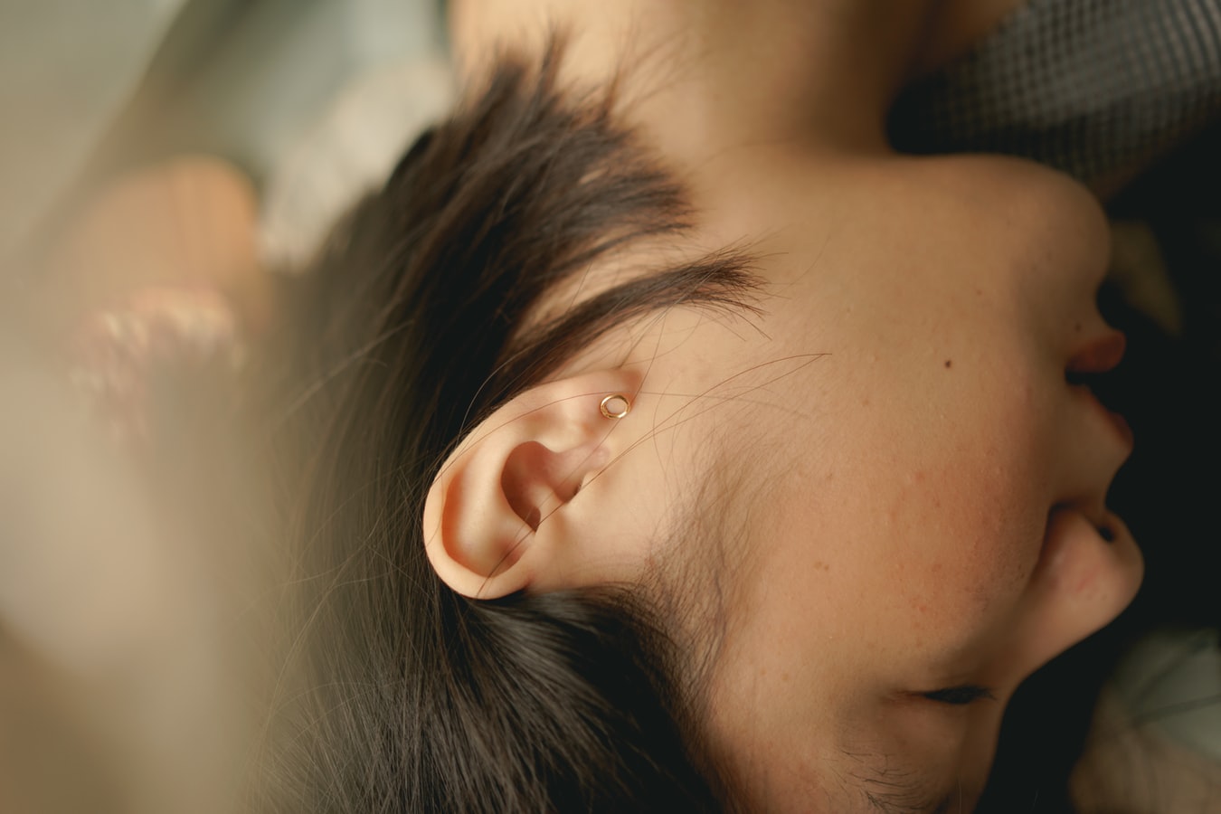 Συμπτώματα κορονοϊού: Ζημιά και στην ακοή