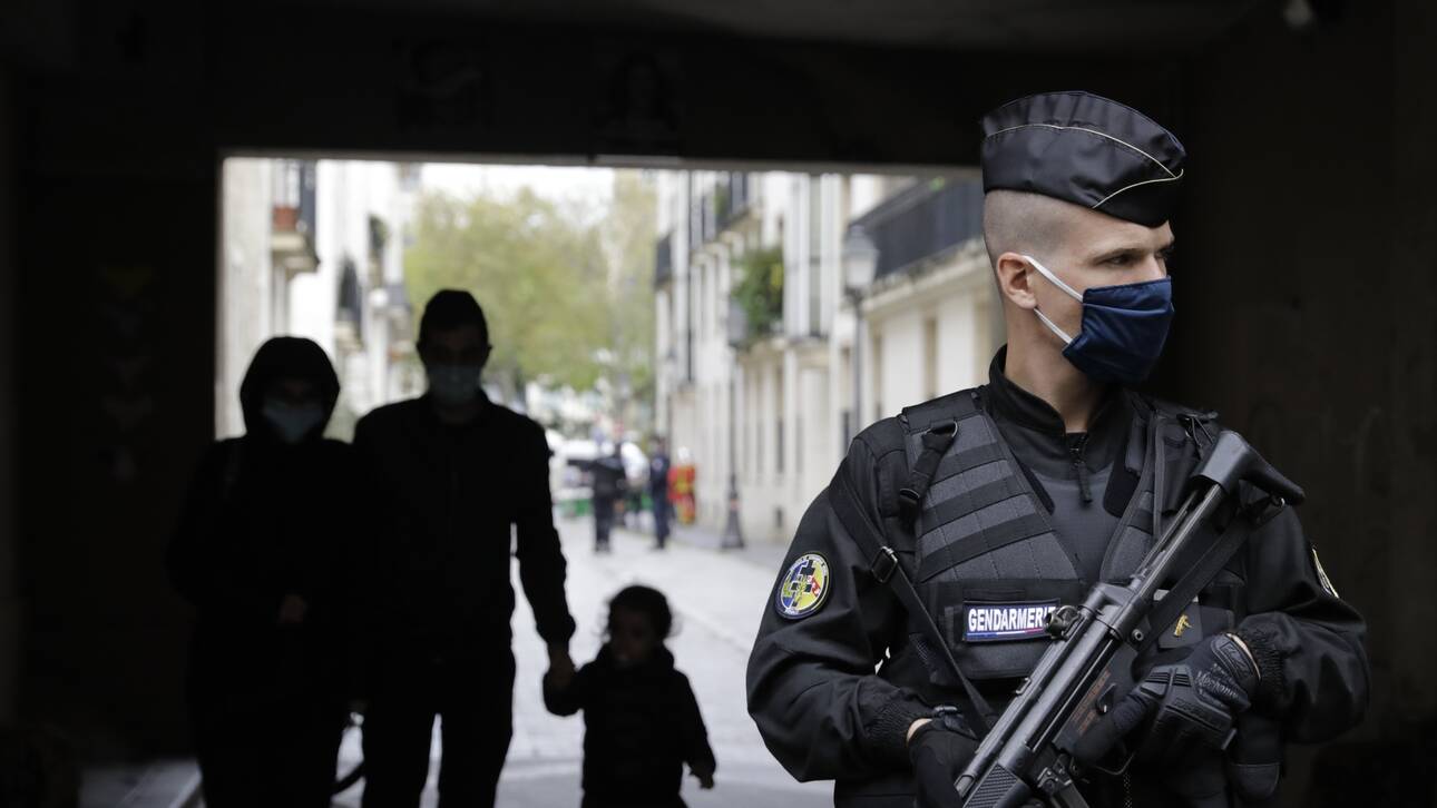 Επίθεση Γαλλία: Άνδρας προσπάθησε να επιτεθεί με μαχαίρι σε αστυνομικούς