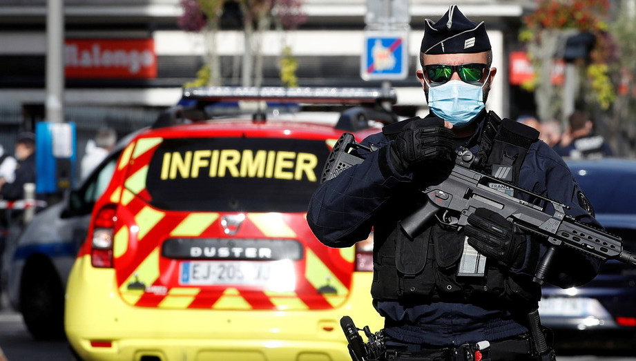 Γαλλία επίθεση:  Άνδρας επιτέθηκε σε αστυνομικούς στην Αβινιόν