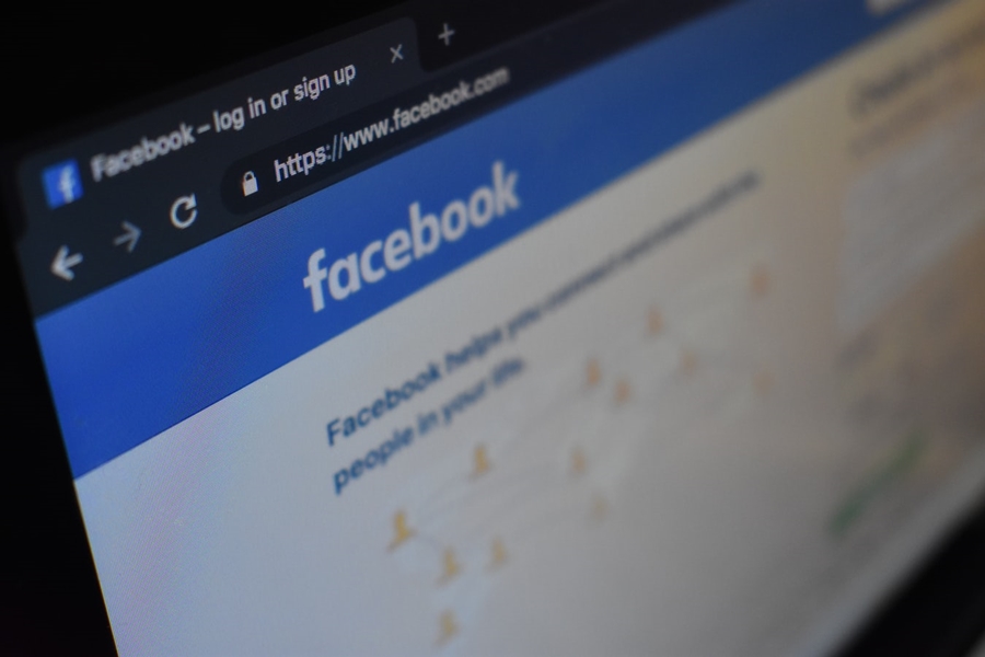 Facebook αναρτήσεις: Θα διαγράφει όσες αρνούνται το Ολοκαύτωμα