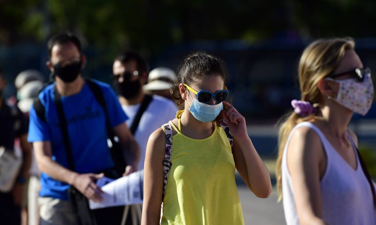 Μάσκες παντού στην Αττική: Γιατί είναι τόσο δύσκολο να επιτευχθεί