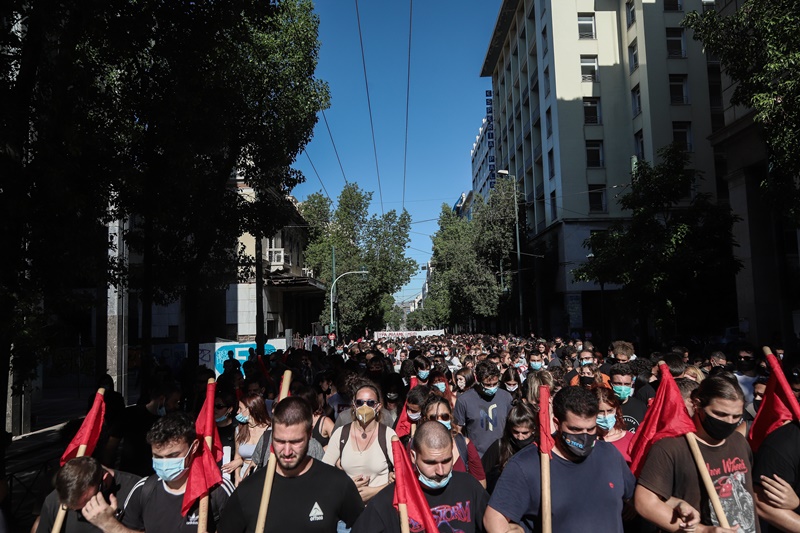 Συλλαλητήριο Αθήνα τώρα: Κατέβηκαν στους δρόμους οι μαθητές