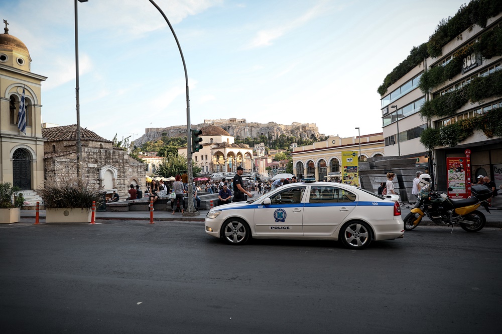 Σύρος Μοναστηράκι – κλοπή: Σερβιτόροι έπιασαν 25χρονο που άρπαξε κινητό και πορτοφόλι