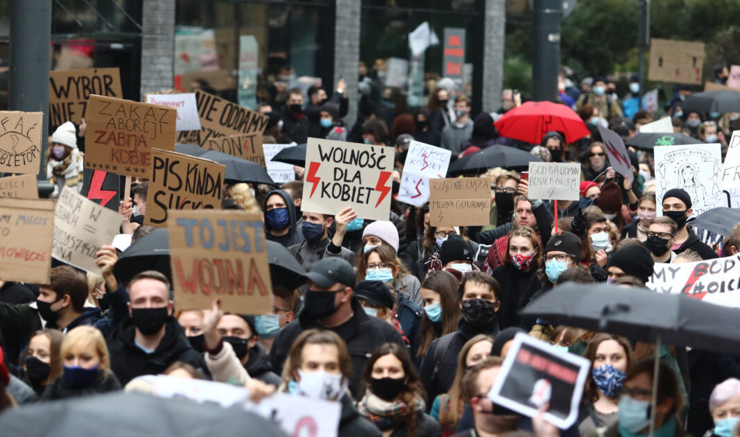 Απαγόρευση αμβλώσεων Πολωνία: Λύση στο εξωτερικό αναζητούν οι Πολωνές