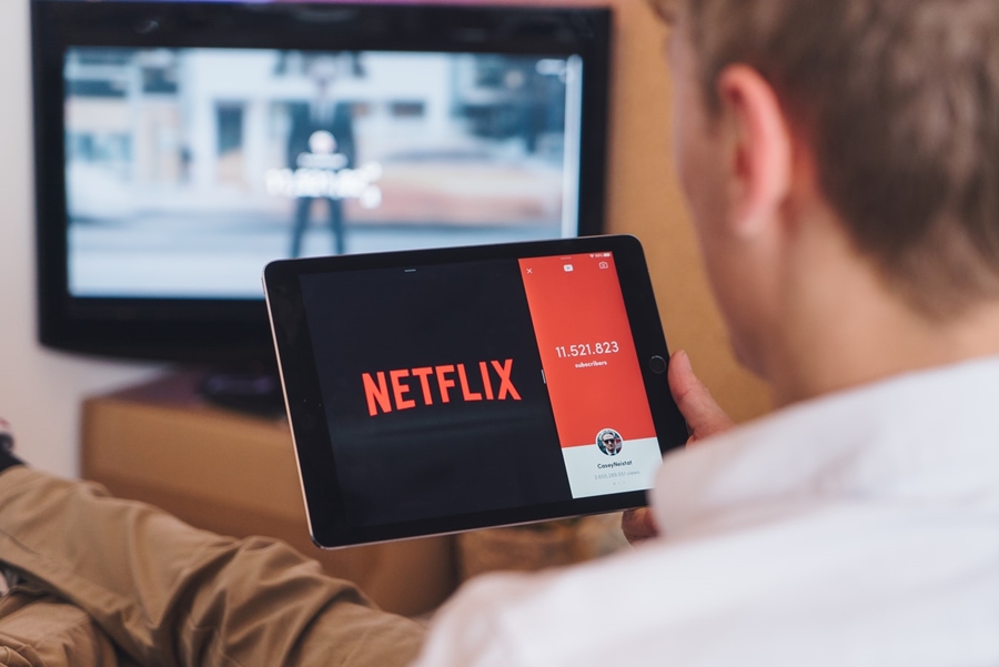 NETFLIX εμβόλιο κορονοϊός: Τι «φοβάται» η πλατφόρμα