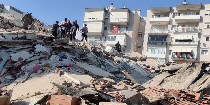 Σεισμός Σμύρνη: Διασώστες απεγκλωβίζουν κόσμο από χαλάσματα κτιρίων