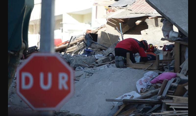 Σεισμός Σμύρνη: Νεκροί, εγκλωβισμένοι και ανυπολόγιστες καταστροφές