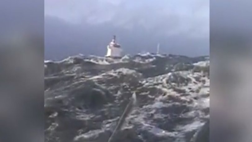 Μάχη με τα κύματα: Δραματικό βίντεο εν μέσω της καταιγίδας “Barbara”