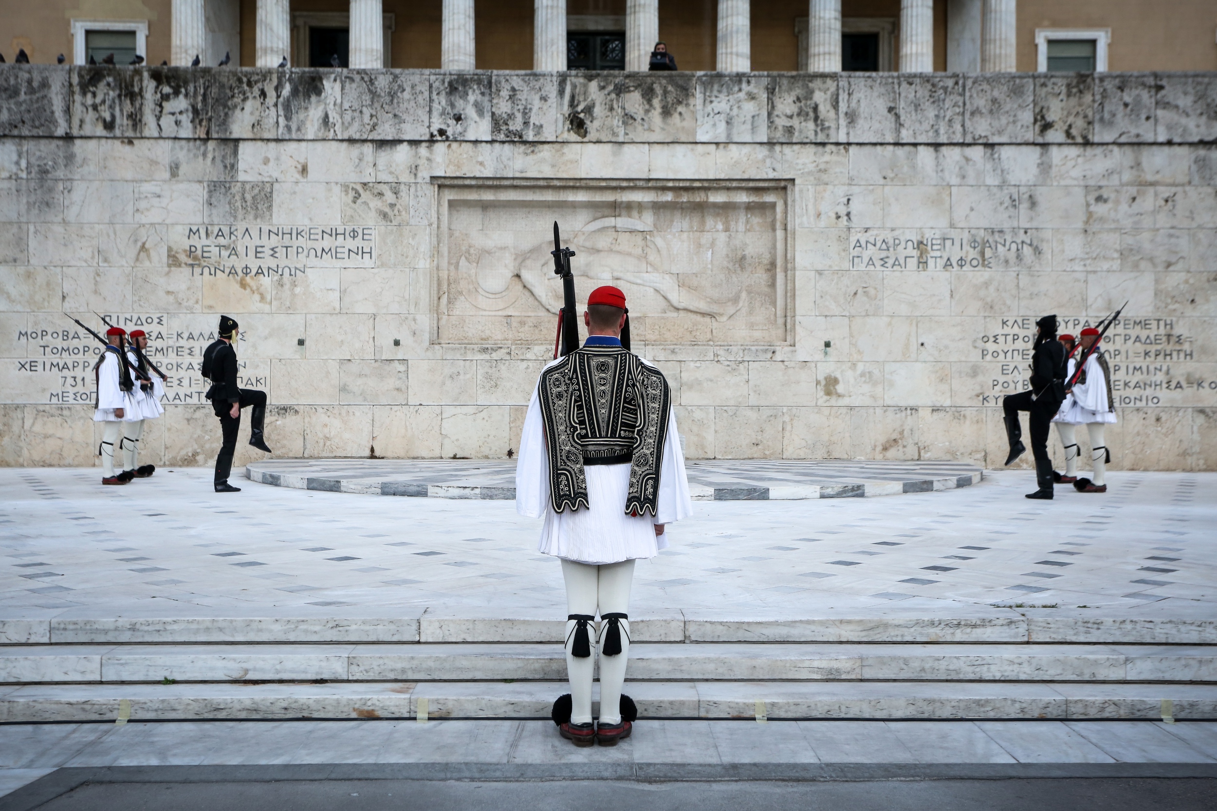 Ανδρέας Χολέβας εύζωνας: Η Σακελλαροπούλου συνάντησε τον νεαρό που “έκανε τα πάντα” για την Ελλάδα