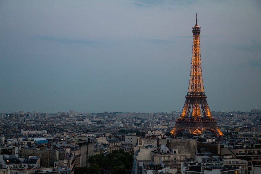 Παρίσι μέτρα κορονοϊού: Βάζει «λουκέτο» στα μπαρ