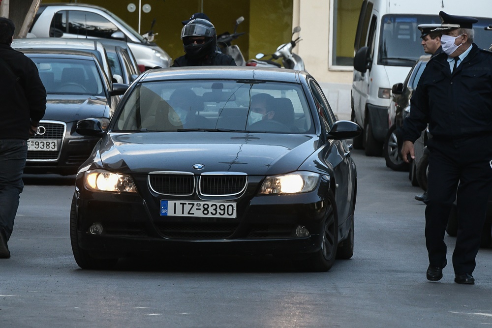 Συλλήψεις Χρυσή Αυγή: Ο Μιχαλολιάκος παραδίδεται συνοδεία χρυσαυγιτών