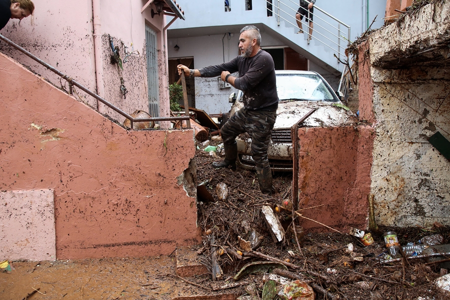 Κρήτη κακοκαιρία: Εκκενώνονται σπίτια στο Ρέθυμνο