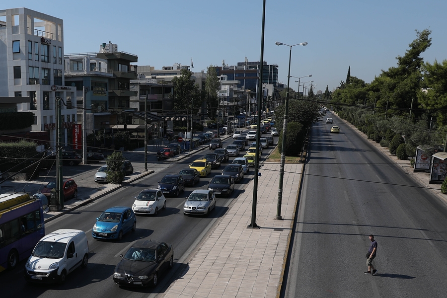 Κίνηση στους δρόμους τώρα: «Πανικός» στο ρεύμα προς Παραλιακή