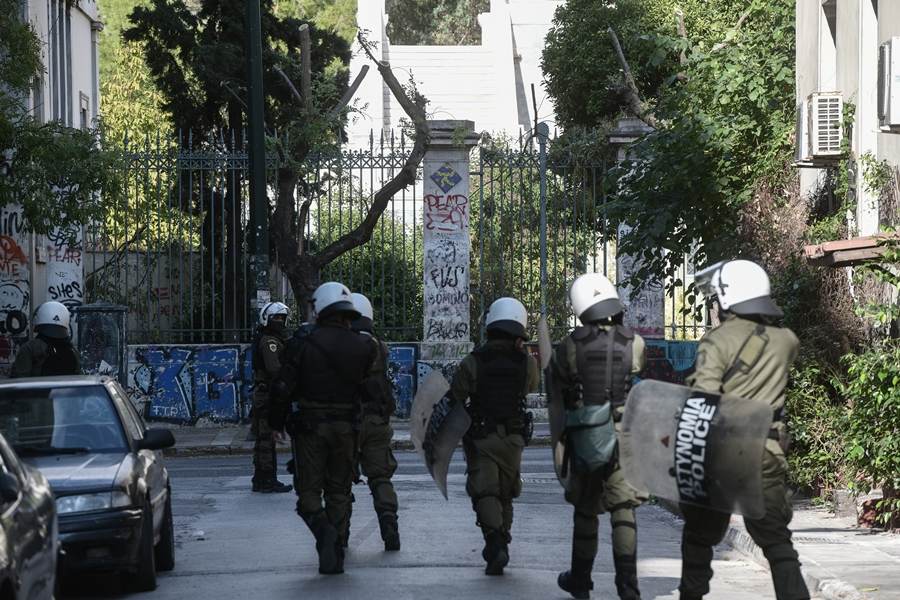 Πολυτεχνείο επεισόδια: Προσαγωγή δύο γυναικών που πήγαν να μοιράσουν τρόφιμα