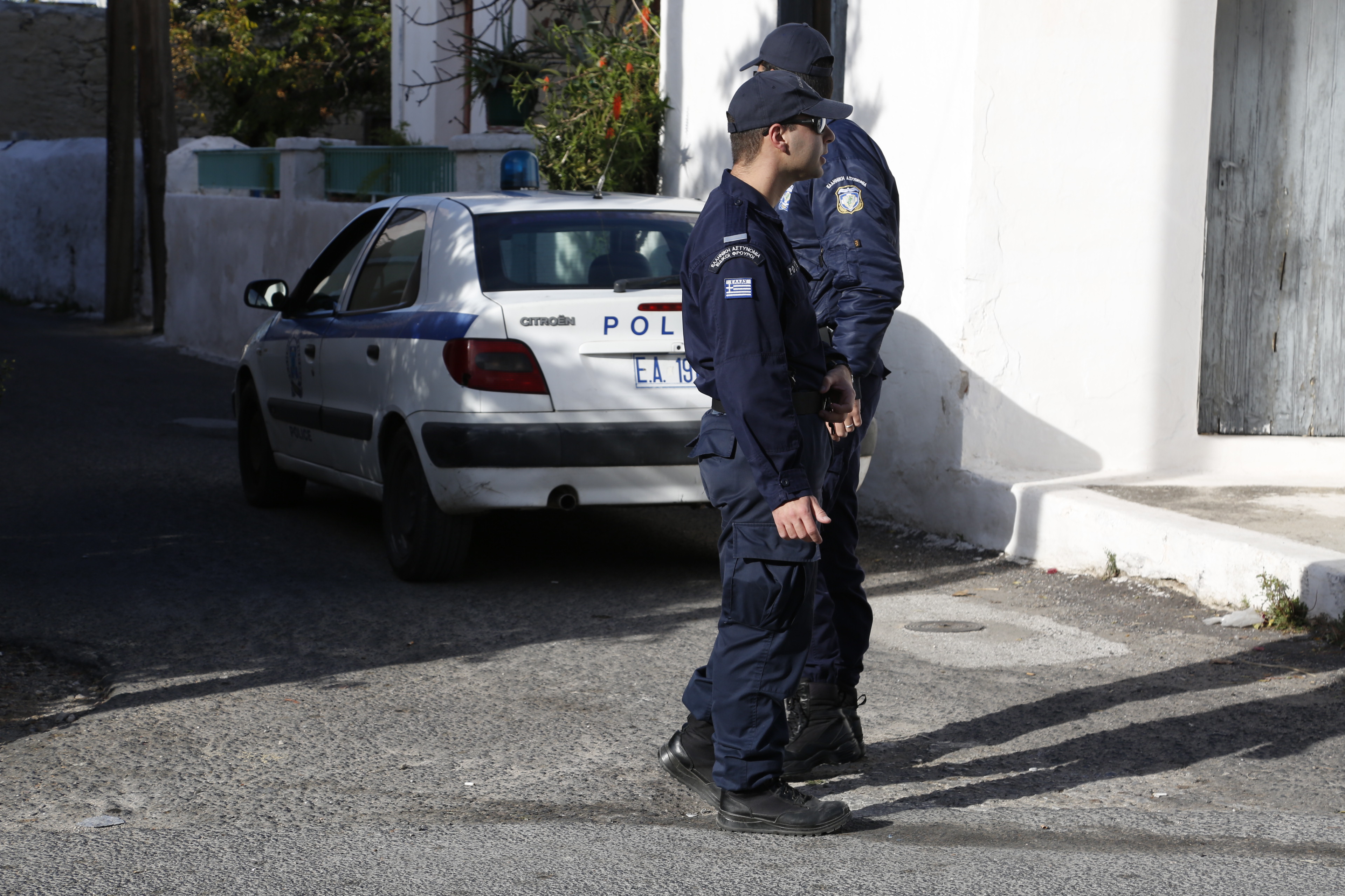 Ρομά – αστυνομικοί: Τα “πήραν” με έλεγχο, πέταξαν πέτρες και καρέκλες στα “όργανα”