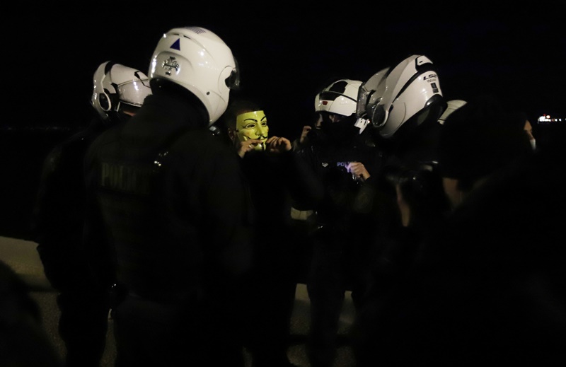 Θεσσαλονίκη επεισόδια – lockdown: Δακρυγόνα και προσαγωγές