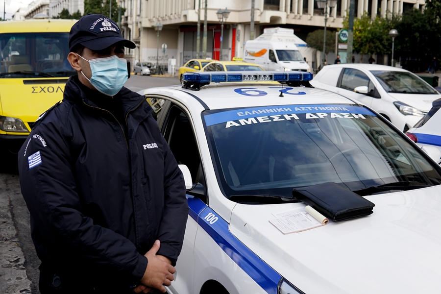 Αστυνομικοί κορονοϊός: Γάντια, μάσκες, φόρμες και αντισηπτικά από την ΕΛ.ΑΣ.
