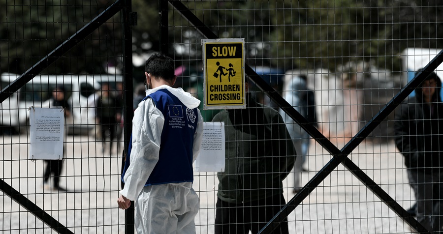 Μαλακάσα μετανάστες: Αφγανός έβγαλε μαχαίρι σε αστυνομικό