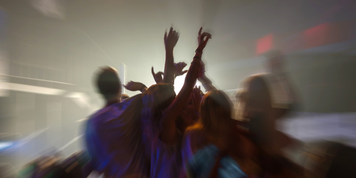 Πάρτι κορονοϊός: Αλκοόλ, χαρτονομίσματα και δεκάδες άτομα μαζί