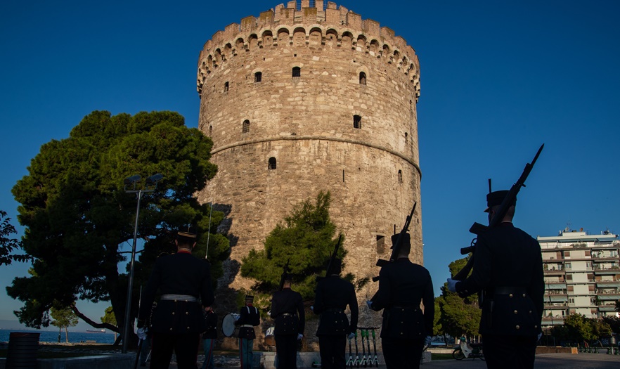 Ερντογάν Βαρώσια: Ανάρτησαν πανό στο άγαλμα Μεγάλου Αλεξάνδρου στη Θεσσαλονίκη