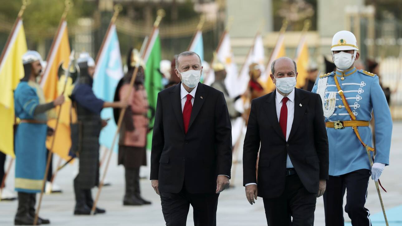 Πενταδάκτυλος τουρκική σημαία: Η ακραία πρόκληση Τατάρ και τα οστά