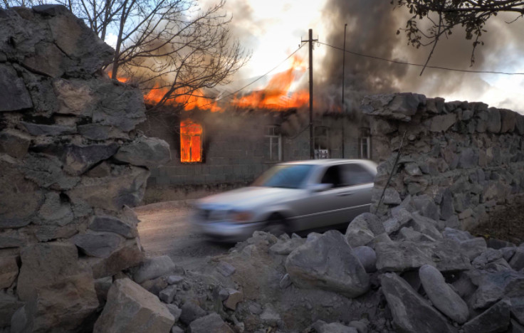 Ναγκόρνο Καραμπάχ σήμερα: Αρμένιοι καίνε τα σπίτια τους
