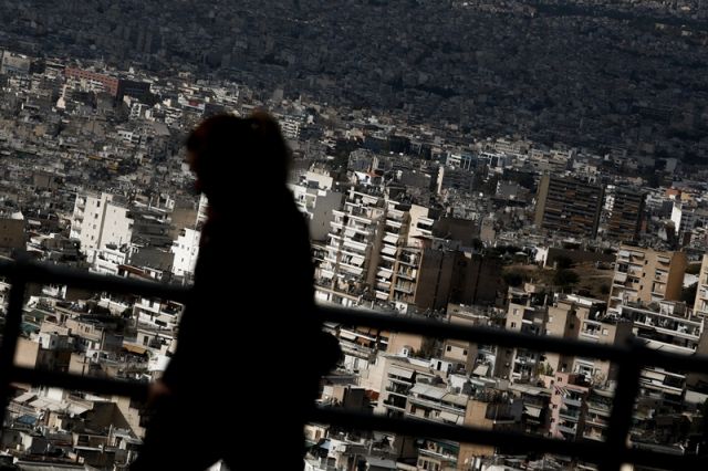 γυναίκα σε σκιά με φόντο την Αθήνα