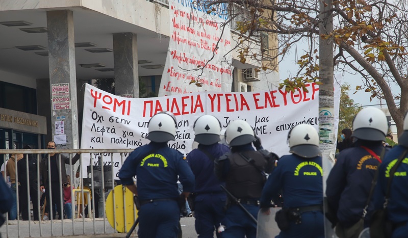 Πολυτεχνείο 2020 Θεσσαλονίκη: Αντεξουσιαστές και φοιτητές με κράνη και ρόπαλα στο ΑΠΘ