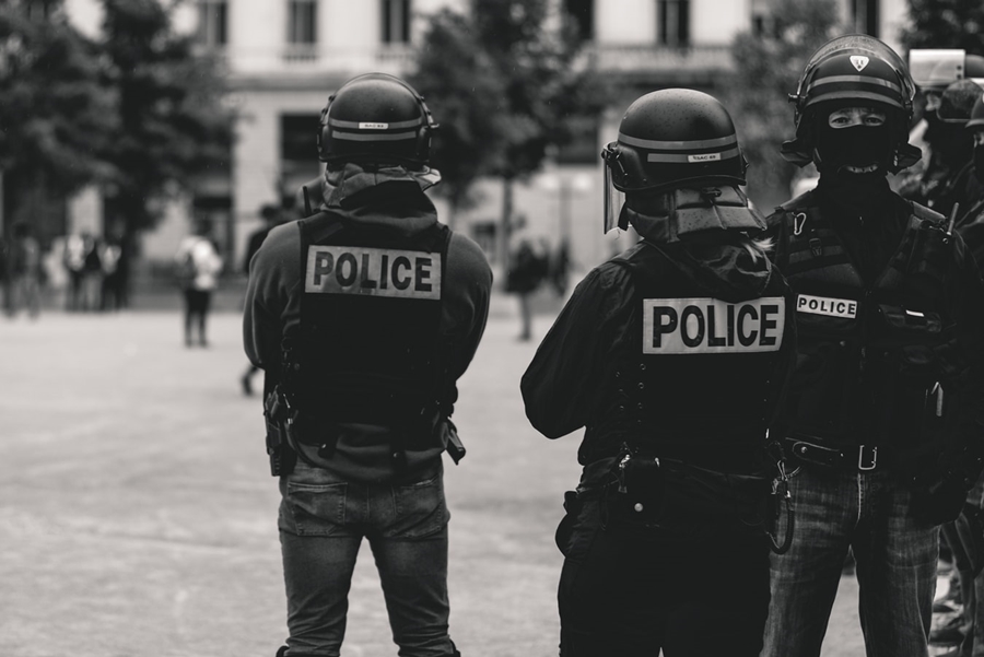 Επίθεση σε μαύρο Γαλλία: Σε διαθεσιμότητα τέσσερις αστυνομικοί