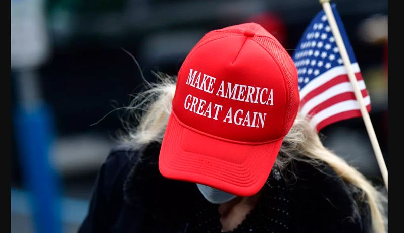 Εκλογές ΗΠΑ 2020: Υποστηρικτές του Τραμπ μαζεύουν καπέλα και σημαιάκια