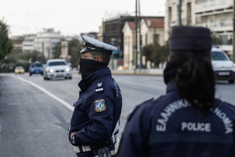 Πρόστιμα lockdown: Έφοδοι σε σπίτια για πάρτι, έλεγχος και σε αναρτήσεις