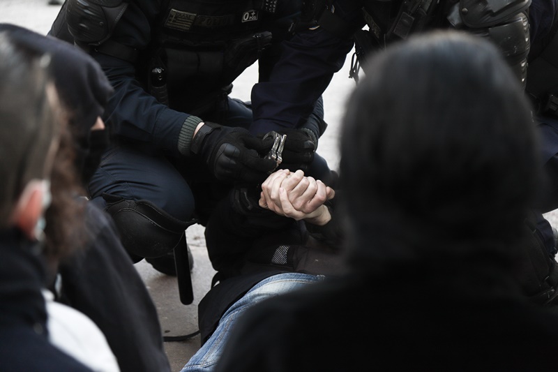 Επίθεση σε αστυνομικούς Θεσσαλονίκη: Τους χτυπούν στο πρόσωπο, τους ρίχνουν στο έδαφος