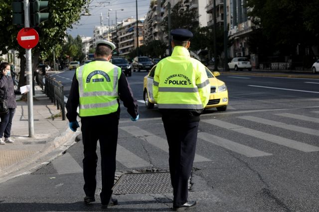 δύο αστυνομικοί περπατούν στο δρόμο