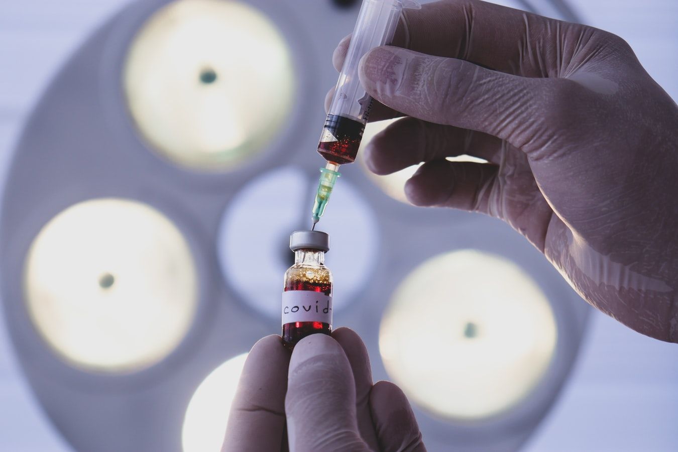 Εμβόλιο Pfizer/BioNTech – Μόσιαλος: Αποτελεσματικό και ασφαλές