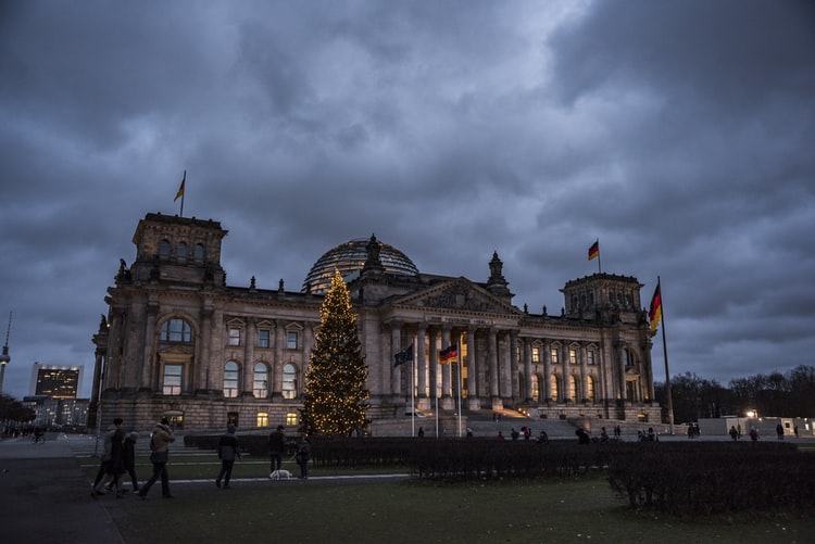 Γερμανία κορονοϊός Χριστούγεννα: Περιορισμούς μέχρι τον Ιανουάριο σχεδιάζει η Καγκελαρία