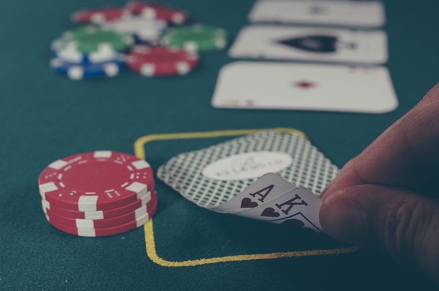 Παράνομος τζόγος κορονοϊός: Έπαιζαν πόκερ σε κατάστημα εν μέσω καραντίνας
