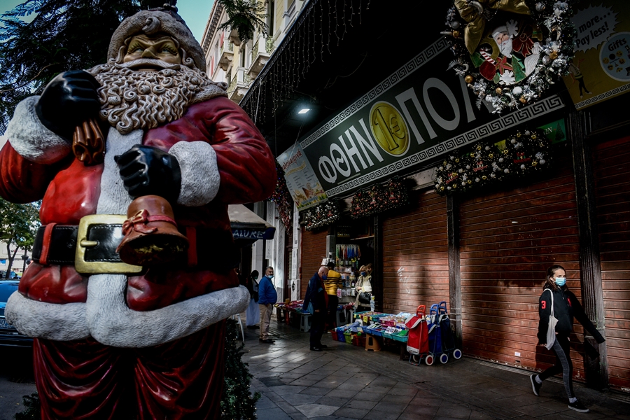 Γλυφάδα στολισμός Χριστουγέννων: Πανύψηλος Άγιος Βασίλης με μάσκα