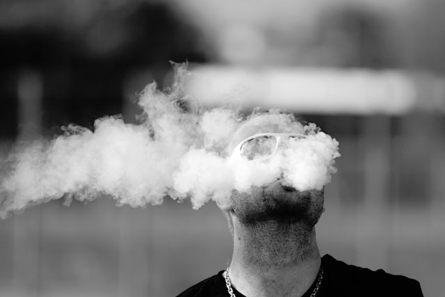 Ο Καπνός του Τσιγάρου Αυξάνει τον Κίνδυνο Σοβαρής Covid-19.