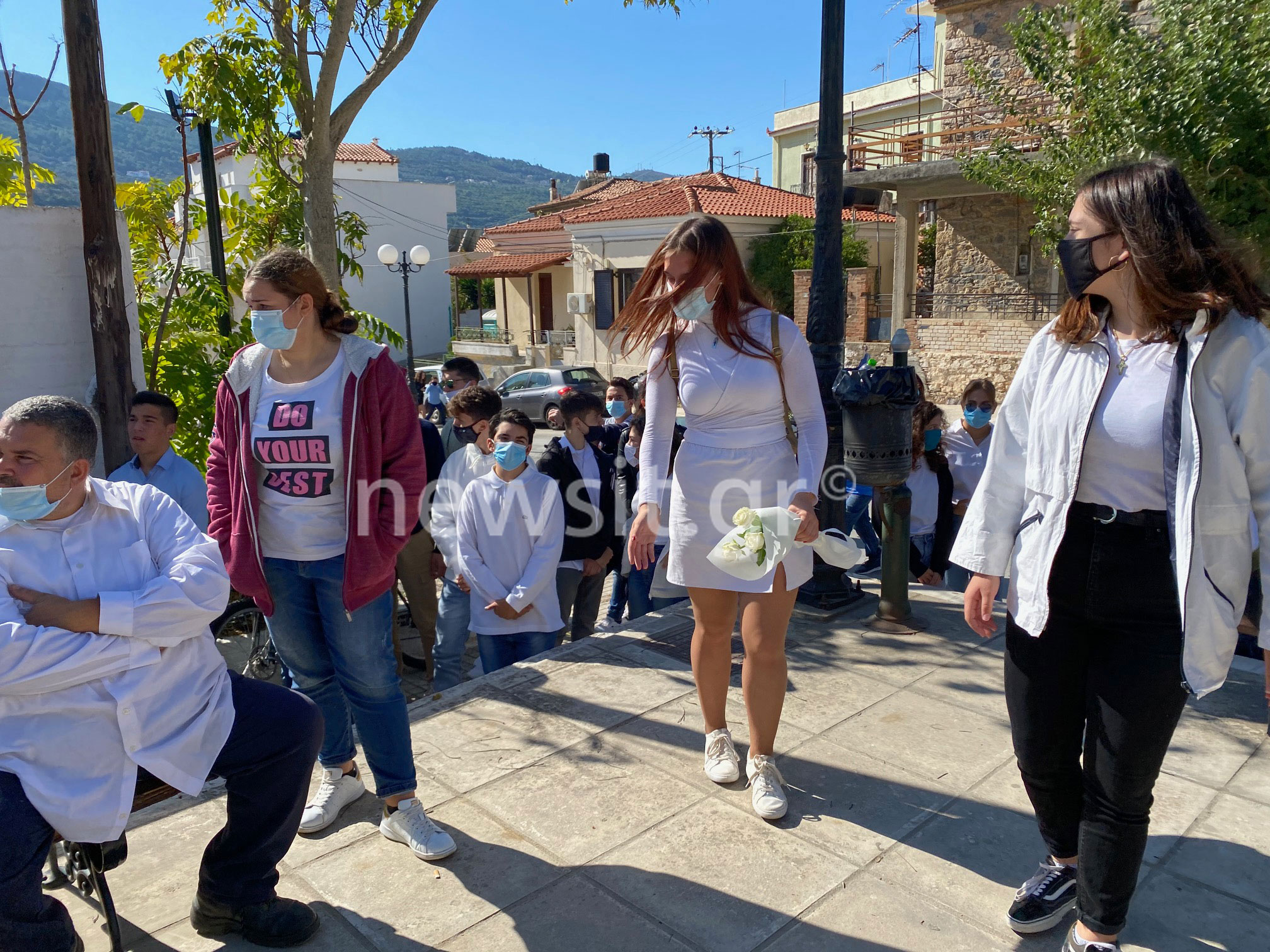 Κηδεία Κλαίρης Σάμος: Τραγικές στιγμές, στα λευκά οι συμμαθητές της