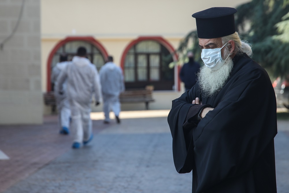 Κηδεία Μητροπολίτη Λαγκαδά: Παιδάκι φιλάει το φέρετρο – Ιερείς βγάζουν τη μάσκα