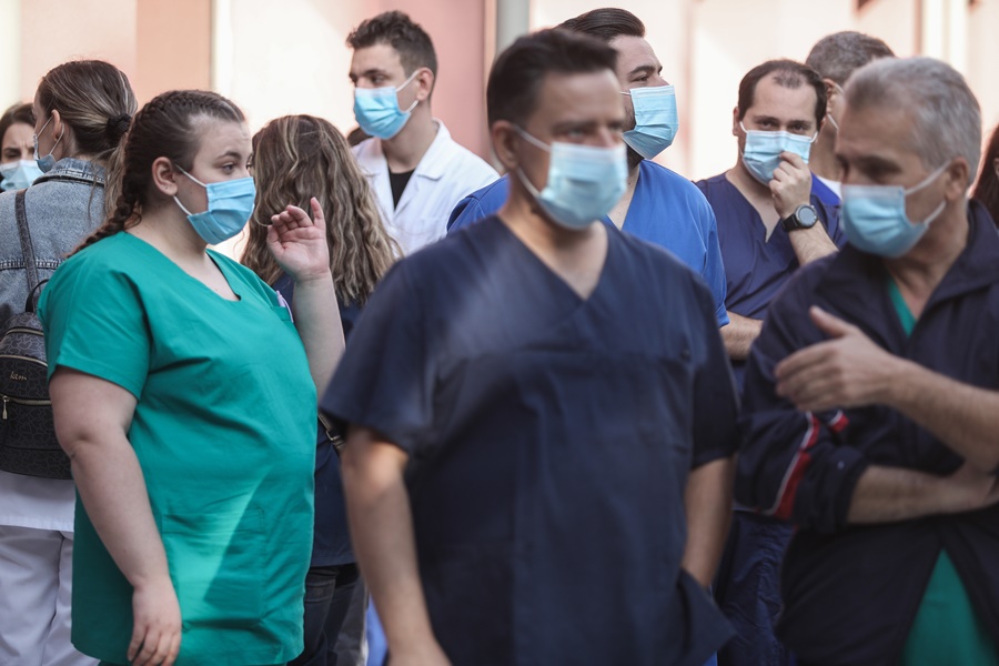 Γιατροί Ελλάδα – κορονοϊός: «Υπάρχουν ασθενείς 35-45 ετών χωρίς υποκείμενα νοσήματα»